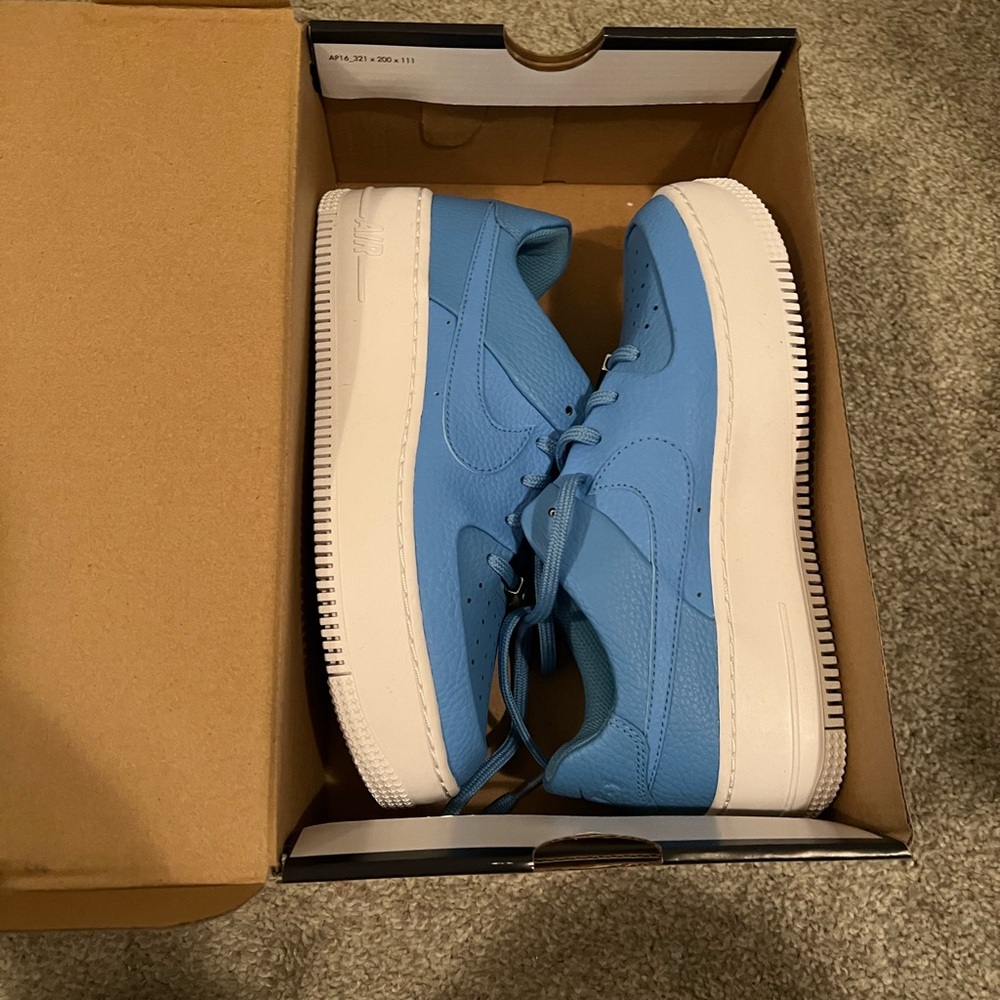 NWOT Nike Air Force 1 Sage Low